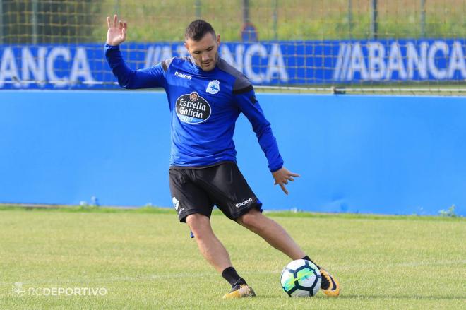 Lucas Pérez se entrena en Abegondo (Foto: RCDeportivo).