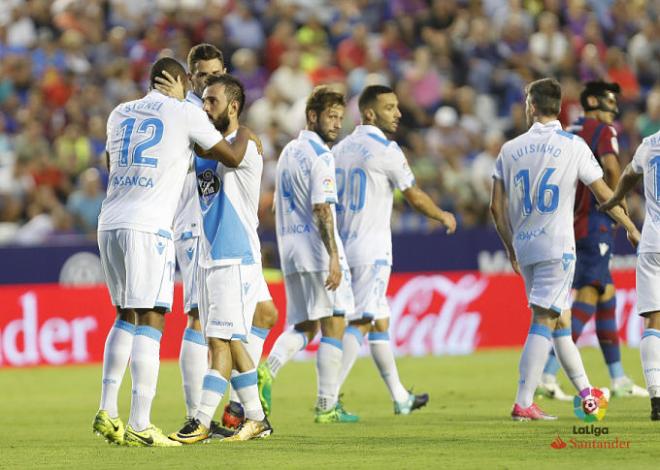 Sidnei celebra el gol junto a sus compañeros (Foto: LaLiga).