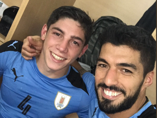 Valverde y Suárez posan juntos tras un partido de Uruguay (Foto: @LuisSuarez9).