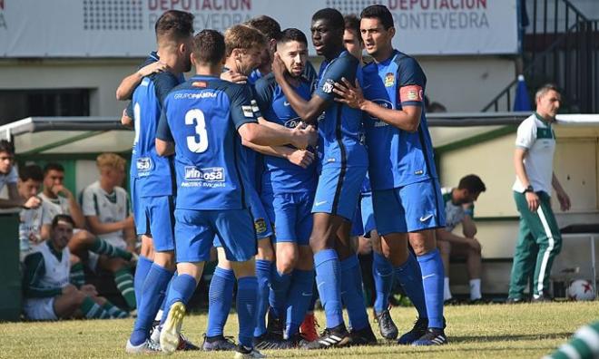 Los jugadores del Fuenlabrada celebran un gol (Foto: CFF).