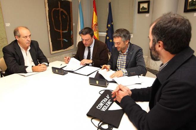 Xulio Ferreiro y Valentín González firman el acuerdo.