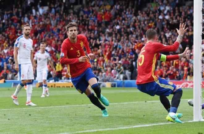 Piqué celebra el gol de España ante la República Checa.