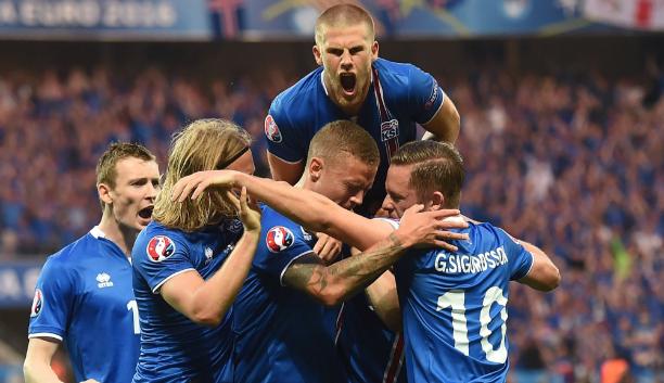 Los jugadores islandeses celebra el triunfo sobre Inglaterra