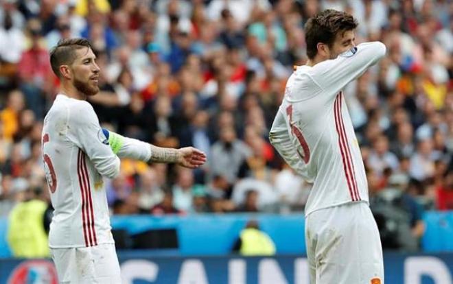 Sergio Ramos y Piqué se lamentan durante el partido.