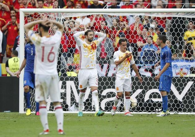 Los jugadores españoles se lamentan contra Italia.