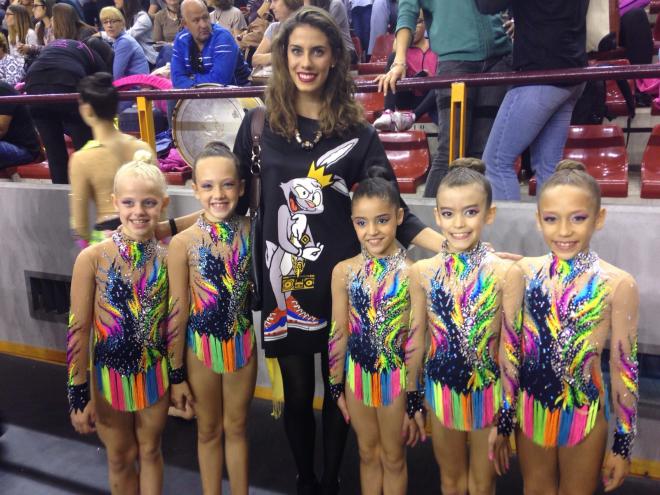 Las benjamínes del club onubense con Lourdes Mohedano.