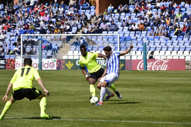 José Alonso despeja un balón en un partido ante el Córdoba B | Clara Verdier