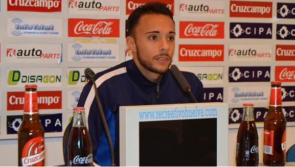 Aitor Brioso, en una rueda de prensa con el Recre