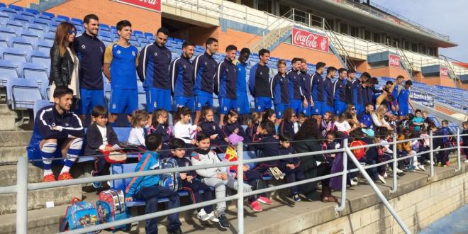 Escolares del Arias Montano con el Recre | @recreoficial