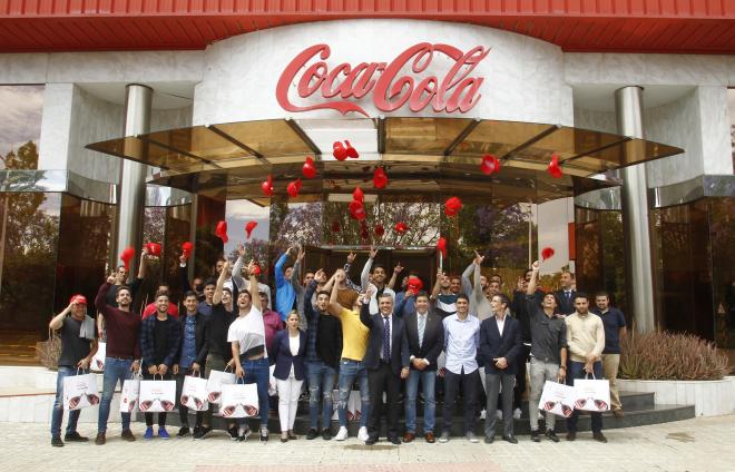 Jugadores, cuerpo técnico y directivos, en Coca Cola