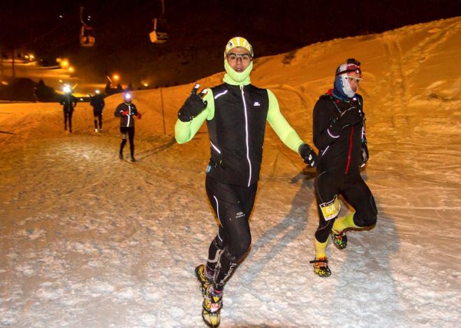 800 corredores por montaña sobre nieve desafían los 10 grados bajo cero en la noche de Sierra Nevada