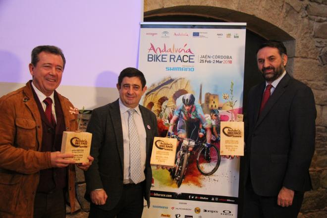 Con el trofeo de la Andalucía Bike Race.