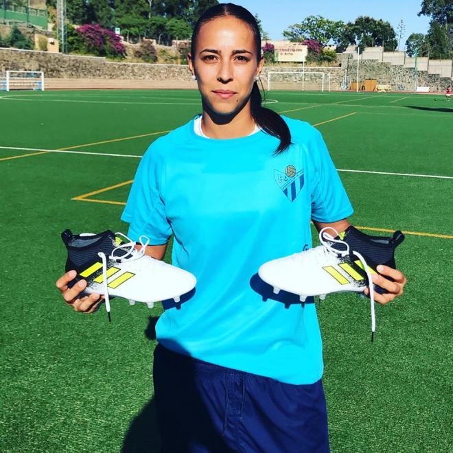 Anita Hernández con sus nuevas botas