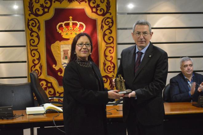 La alcaldesa de Punt Umbría recibe a los peñistas del Barça.
