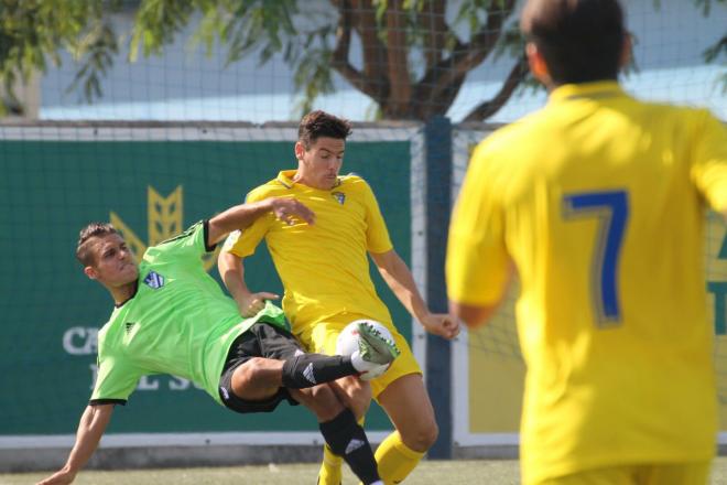 Lance del Atlético Onubense-Cádiz B | @Cadiz_CF