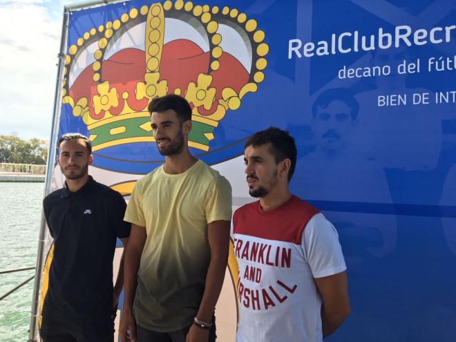 Carlos Calvo -a la derecha- en su presentación en el Muelle