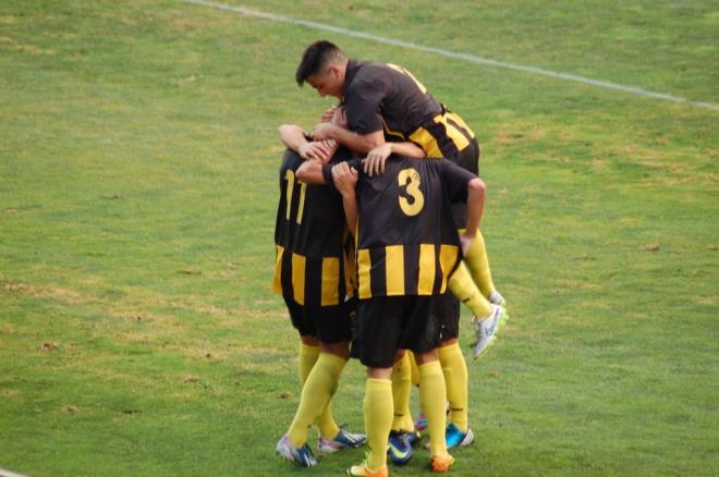 Los jugadores del San Roque celebran el primer gol del partido.