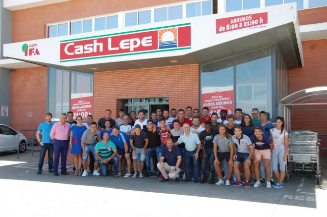 Los jugadores en una de las empresas patrocinadoras del club.