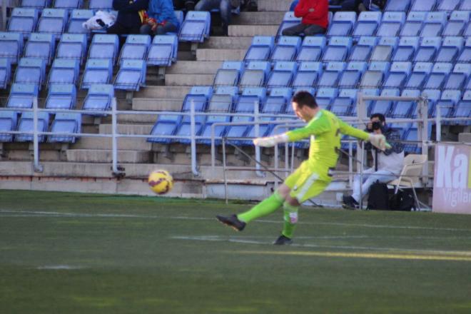 Rubén Gálvez saca de puerta durante el partido.