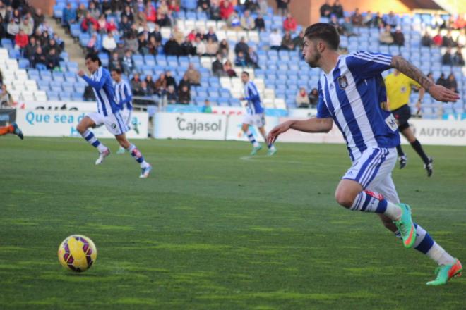 Antonio Domínguez progresa con el balón.