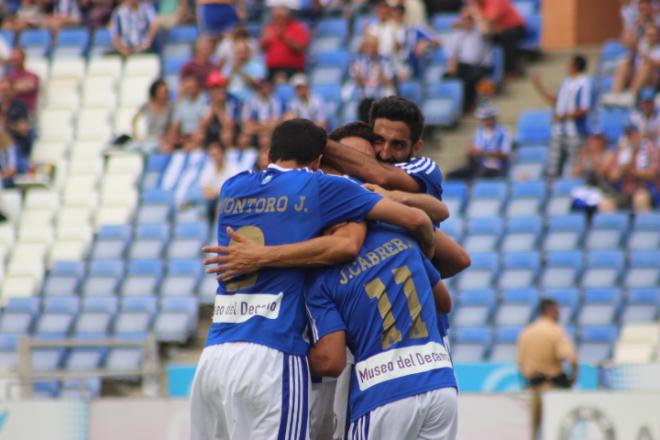 Los jugadores del Recre celebran el primer gol del partido.