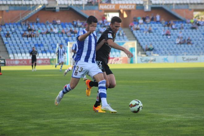 Caye pugna por el balón con un rival.