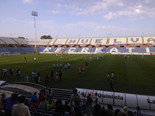 Los jugadores antes de comenzar el encuentro en el Nuevo Colombino.