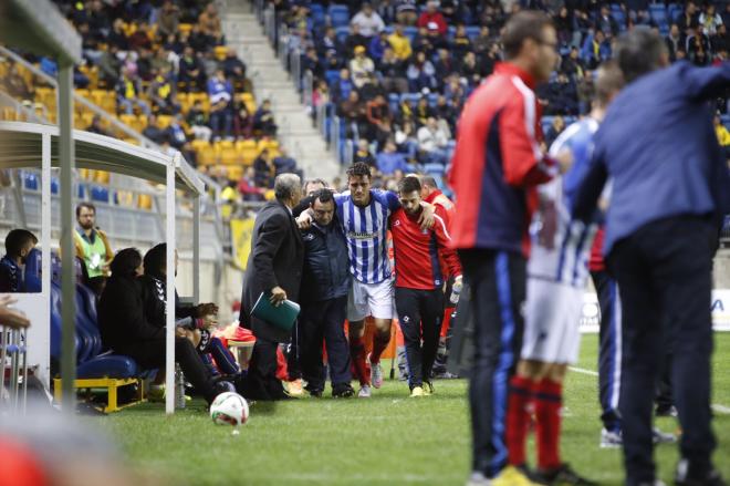 Arthuro se marcha del campo lesionado.