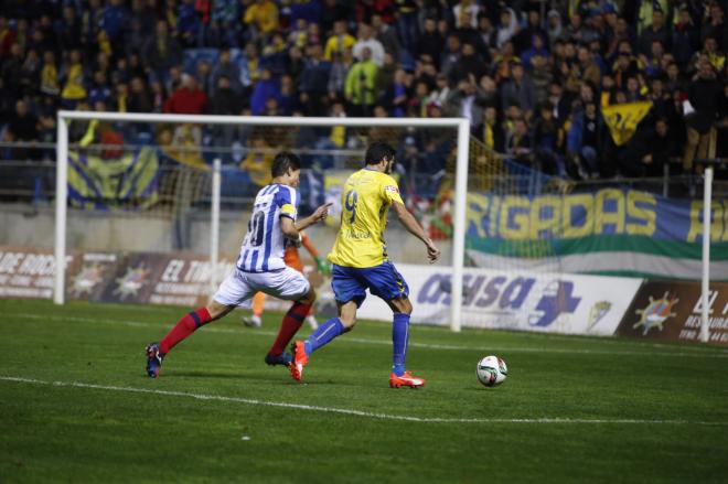 Jesús Vázquez luchando por un balón con Güiza.