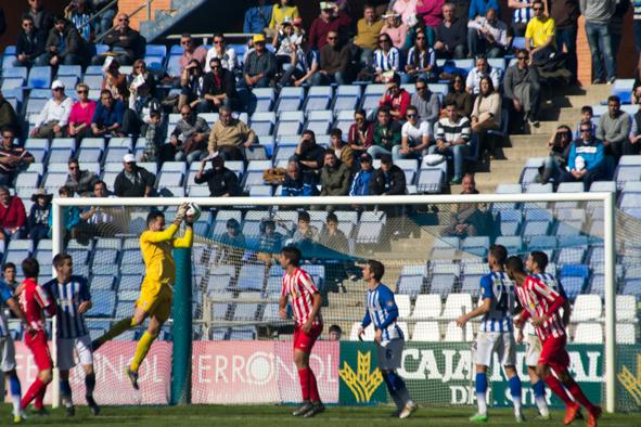 Arturo, de amarillo, durante el partido | Clara Verdier