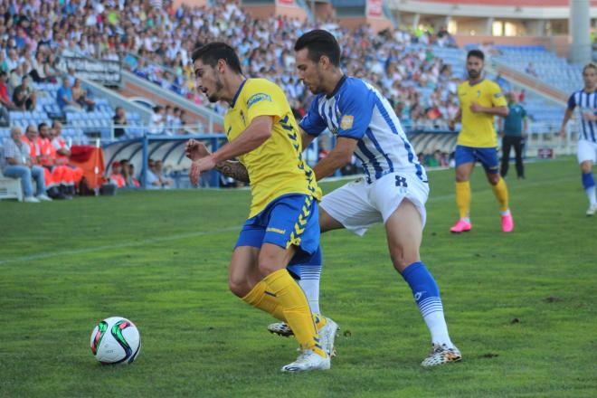 Una acción de Manu Molina ante el Cádiz.