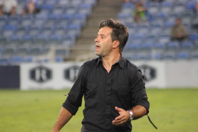 José Dominguez, en la banda durante el partido.