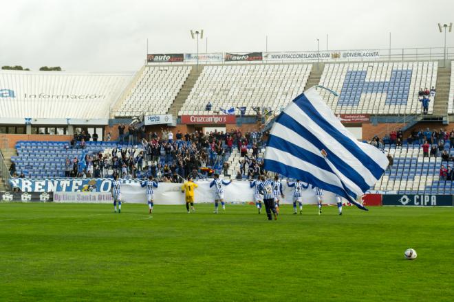 Los jugadores, con la pancarta | Clara Verdier