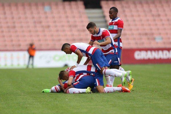 Los jugadores del Granada celebrando el tanto. Foto: @GranadaCdeF