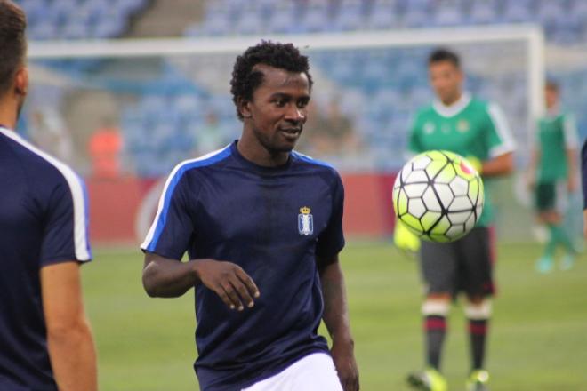 Keita tocando balón.