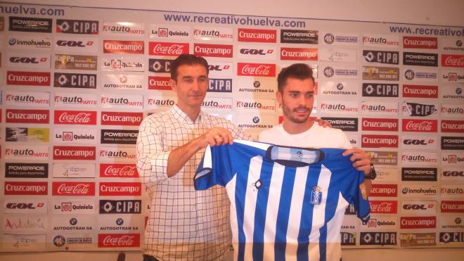 Manolo Toledano -derecha- durante la presentación de Cristian.