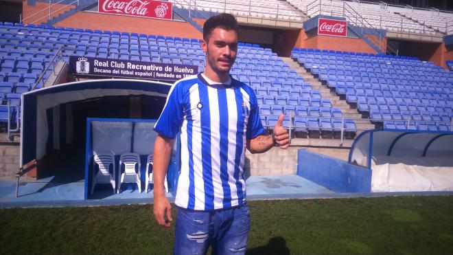 Cristian posa con su nueva camiseta en el Nuevo Colombino.