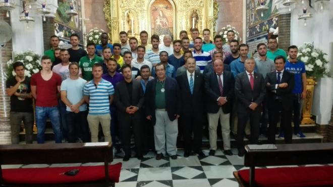 Jugadores y directivos durante el acto en el Santuario de la Cinta.