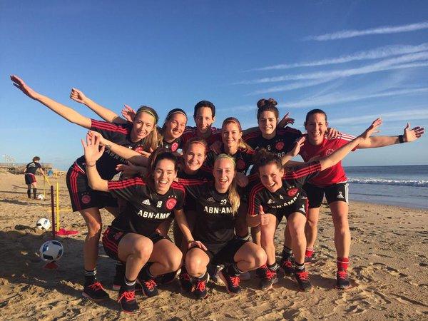 Las jugadoras del Ajax en la playa.