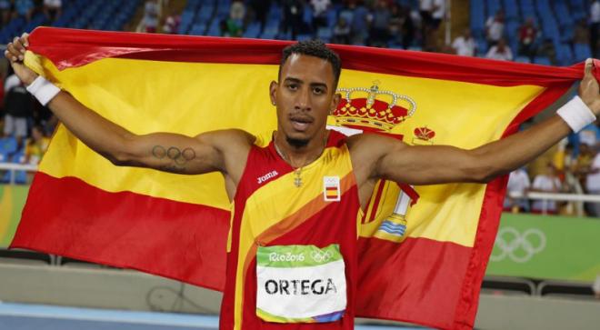 Ortega, con la bandera española.