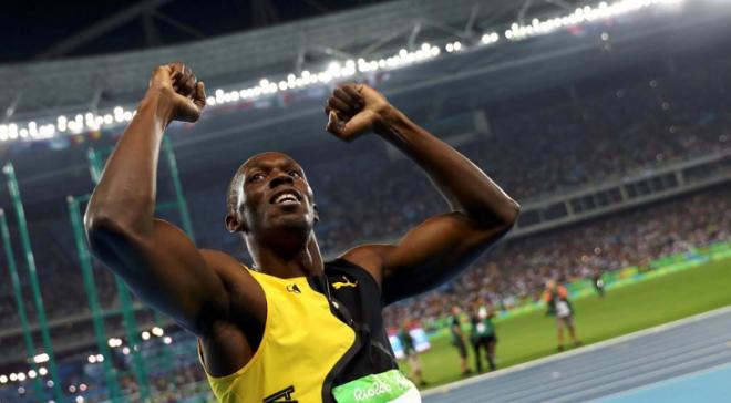 Usain Bolt celebra su victoria.