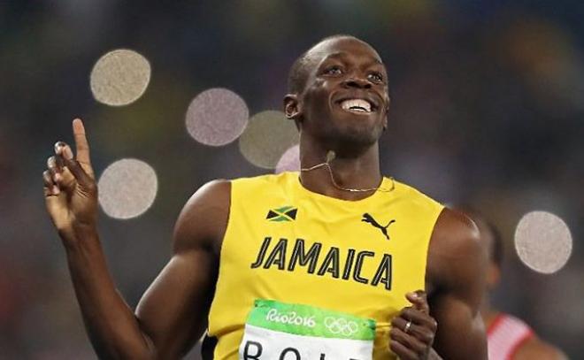 Usain Bolt sonríe tras la carrera.