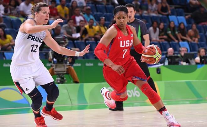 Maya Moore conduce la pelota.