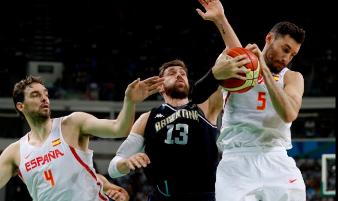 Gasol y Rudy pelean un balón ante Nocioni.