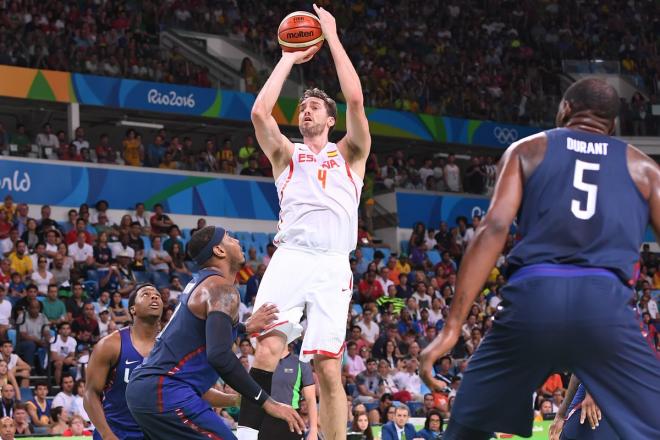 Pau lanza a canasta ante Estados Unidos.