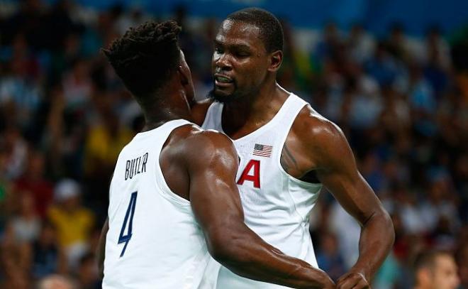 Durant y Butler celebran una canasta.