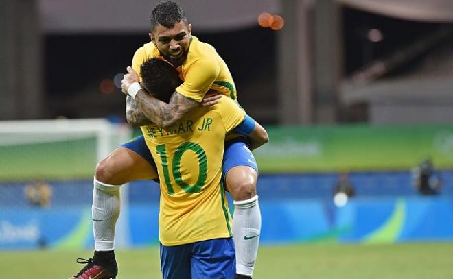 Gabigol celebra con Neymar.