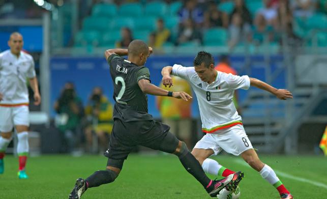 Lance del encuentro entre ambas selecciones.