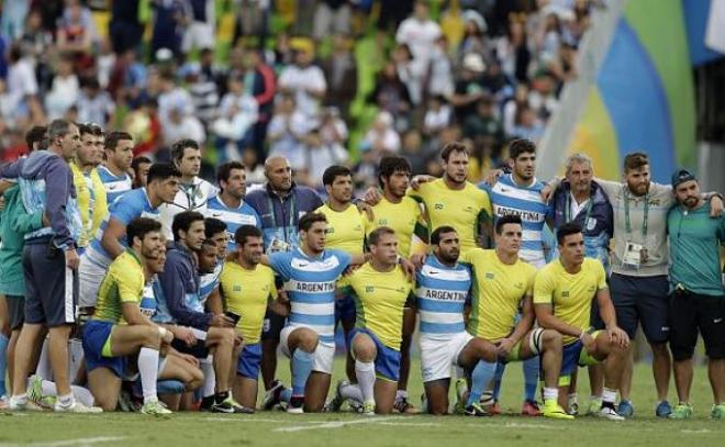 Foto de hermanamiento entre brasileños y argentinos.