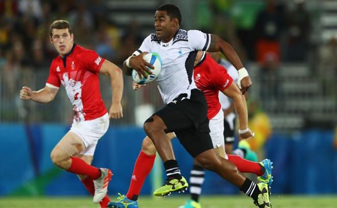 Un jugador fiyiano corre con el balón.